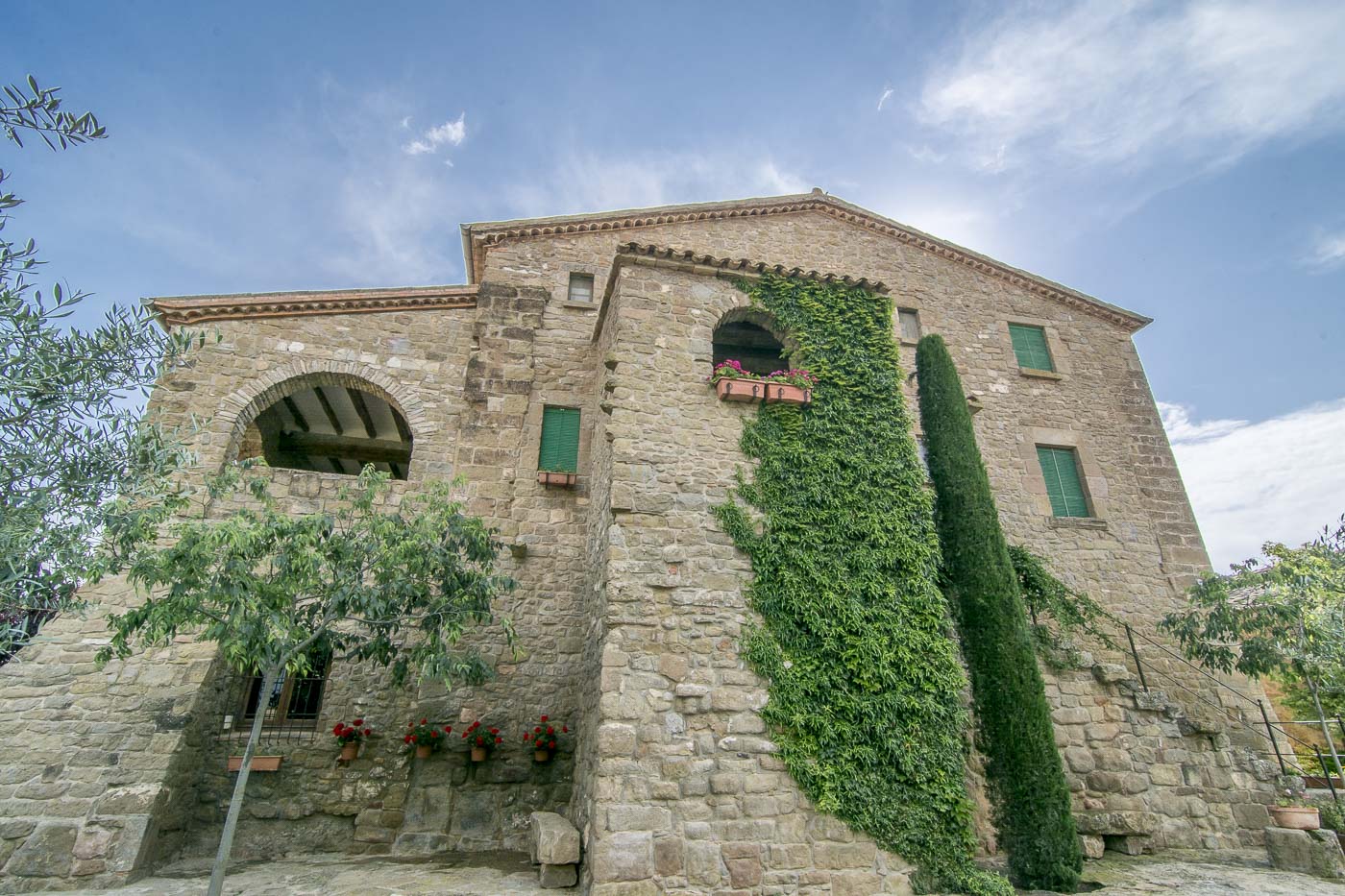 El alojamiento se encuentra en el primer y segundo piso 